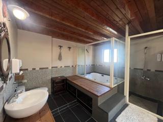 Peeks meet moon gallery & house - 9