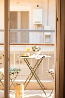 Spacious Modern Apartment with Balcony - 6