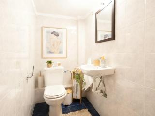 Spacious Modern Apartment with Balcony - 1