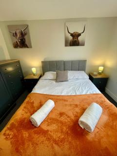 Modern 3 Bed Home with Free Parking - 7