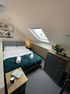 Modern 3 Bed Home with Free Parking - 4