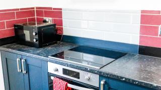 Serviced Accom Sleeps 8 - Near London Parking - 6