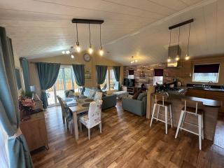 Luxury Lakeside Lodge L1 with hot tub situated at Tattershall Lakes Country Park - 7