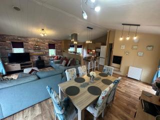 Luxury Lakeside Lodge L1 with hot tub situated at Tattershall Lakes Country Park - 5