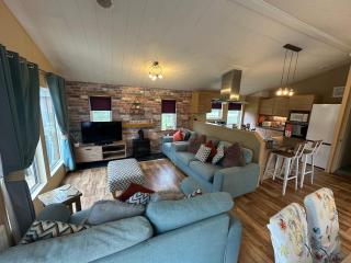 Luxury Lakeside Lodge L1 with hot tub situated at Tattershall Lakes Country Park - 3