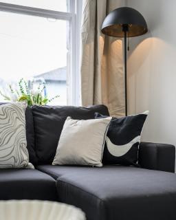 #118 Modern&Cozy Flat in the Heart of Gravesend - 10 mins to New Tavern Fort- Guest for 4 - "Perfect for contractors and Families - Free street Parking" - 3