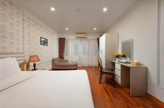 The Lake Silk Hotel & Travel - 4