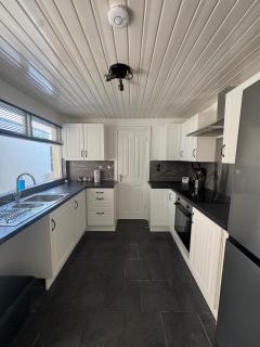 Spacious Home in Bangor Centre, 2 King Beds, 1 Single and Garage - 8