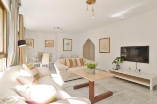 C09 Roomy Luminous 5 Bedroom in Town - 6