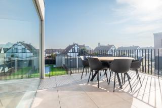 Luxurious 2BR Apartment with Pool and parking - 2
