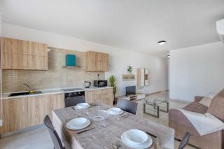 Sunny 2BR Apt minutes from the Sea & Views - 2