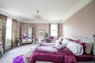 Group Accommodation - Rushden A6 Manor House - Private Gated -Sleeps 15 - Secure Parking - 8