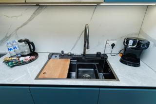 Luxury Airport Apartment with Balcony Cozy & Modern - 9