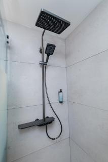 Luxury Airport Apartment with Balcony Cozy & Modern - 7