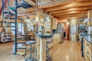 Hot Tub and Yard! Inn the Woods Wimberley Cabin - 1