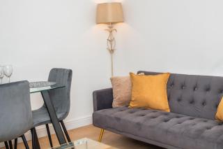 Modern 4 Bedroom House Sleeps 10 Free Parking Liverpool - 8