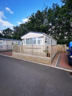 Willows Lodge with self contained garden - 4