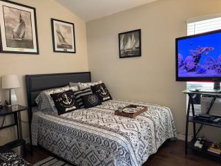 Ruskin FL 2 bdrm 1 bath suite Host & Cat share common areas - 1