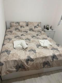 2-Bedroom House Near Airport - 0