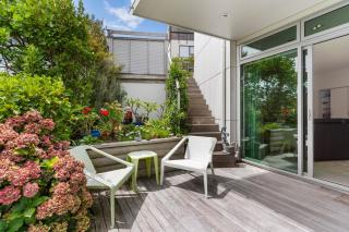 Clifftop Glasshouse with Sweeping Views - 9