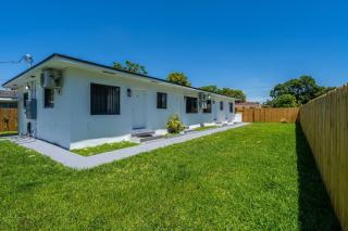 Unit 3 Cozy Studio near Biscayne Blvd with Parking in vibrant Miami - 3
