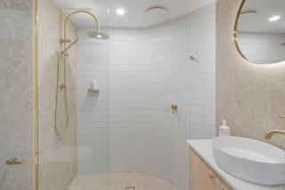 Stunning Main Beach Apartment - Ground Floor, WiFi - 2
