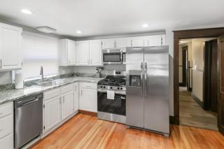 Warm 5 bed Libertyville Getaway Close to Navy Base - 5