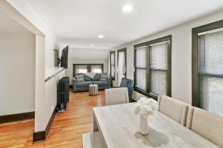 Warm 5 bed Libertyville Getaway Close to Navy Base - 4