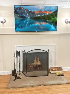 DT Libertyville home With 2 Fireplaces by Navy Base - 4