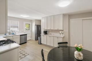 Spacious New 5 Bed Family Retreat Near Naval Base - 6