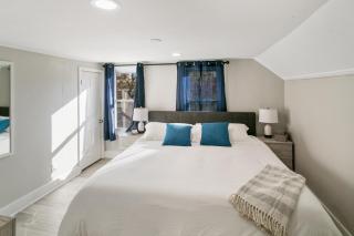 Cozy Apartment in DT Libertyville, Near Naval Base - 5