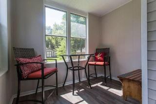 Cozy W Front Porch DT Libertyville near Naval Base - 6