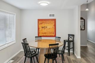 Spacious home near DT Libertyville With Rec Room - 6