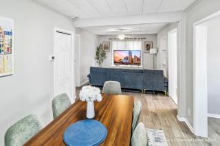 Beautiful Updated 5 bedroom home in Downtown Libertyville Near Naval Base - 9