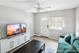 Beautiful Updated 5 bedroom home in Downtown Libertyville Near Naval Base - 8