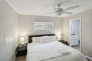 Beautiful Updated 5 bedroom home in Downtown Libertyville Near Naval Base - 6