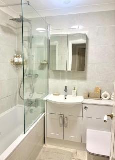 Spacious 3 bedroom house with fireplace - 1