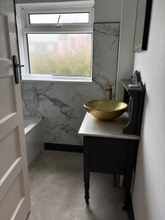 Little Yacht Inn - 8