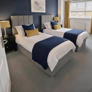 Your Versatile Luxury - Space for All- Sleeps 10 - 9