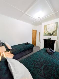 Excellency Stays - Entire 2 Bedroom House with Garden - Contractors, Families, Long Stays, Free Parking - 8