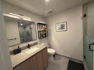 Sleek Downtown Studio Pool & Gym - 1