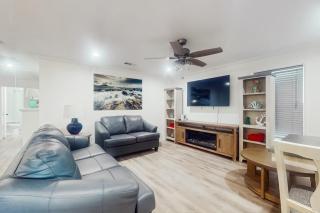 3BR Coastal Home with Coastal Design- Steps to Sand - 9