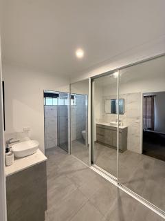 Spacious Modern Home in Yarrawonga - 4