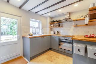 Charming 1BR Cottage - 5