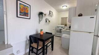 Comfortable modern apartment- central location. - 7