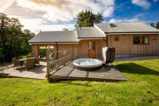 Beautiful river fronted house with private hot tub - 8