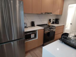 Vancouver modern Townhouse Contemporary two bedroom home with complimentary in suite laundry - 6