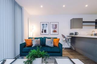 Stylish 1BR Apt near City Centre Salford - 2