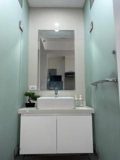 Condo with Pool Access Near BGC and Makati - 9