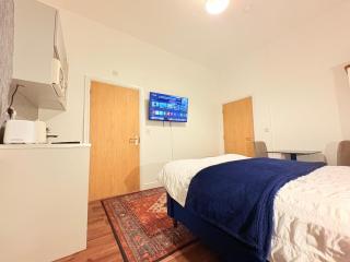 Stylish studio 8, ensuite ,kitchenette, Smart TV, Wifi, Parking,Nr Sandwell and Metropolitan hospital - 5
